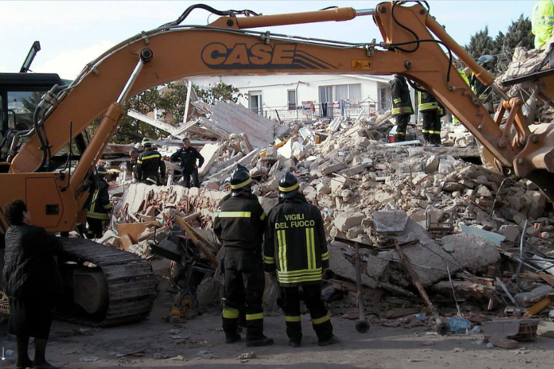 Vigili del Fuoco a lavoro davanti le macerie della scuola "Francesco Jovine" di San Giuliano di Puglia